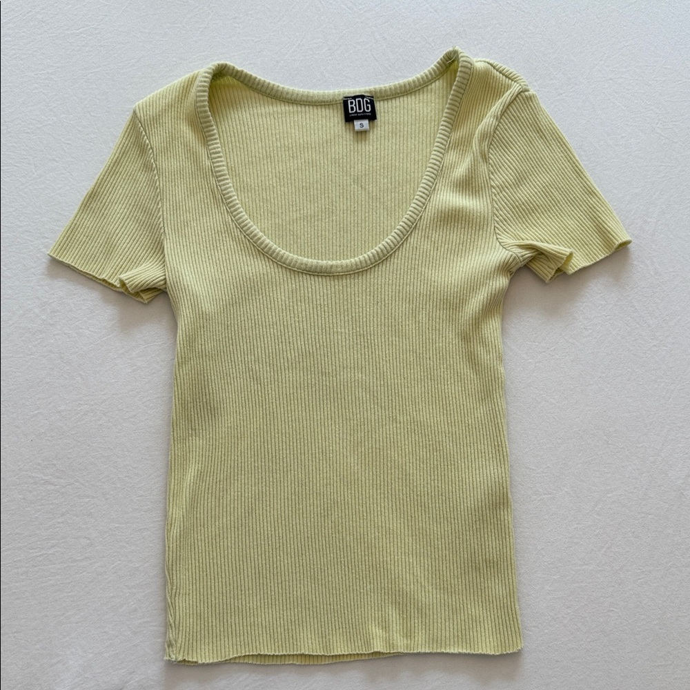 BDG Short Sleeve Ribbed Scoop Neck Top in Light Yellow